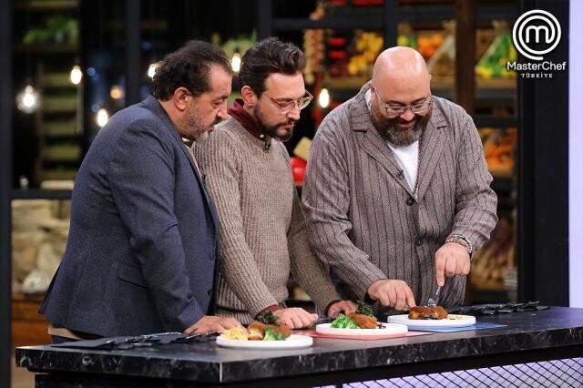 MasterChef'te talihsiz kaza! Parmağı kesilen Barbaros hastaneye götürüldü MasterChef'te talihsiz kaza! Parmağı kesilen Barbaros hastaneye götürüldü