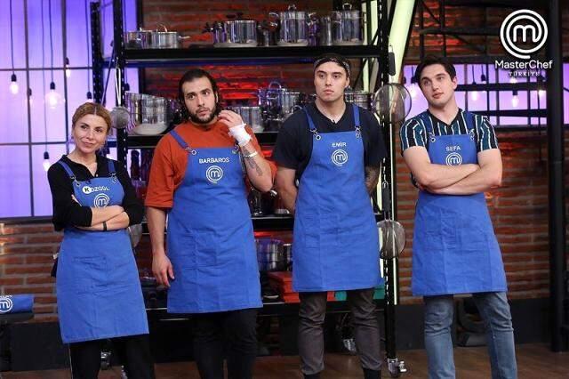 MasterChef'te talihsiz kaza! Parmağı kesilen Barbaros hastaneye götürüldü MasterChef'te talihsiz kaza! Parmağı kesilen Barbaros hastaneye götürüldü