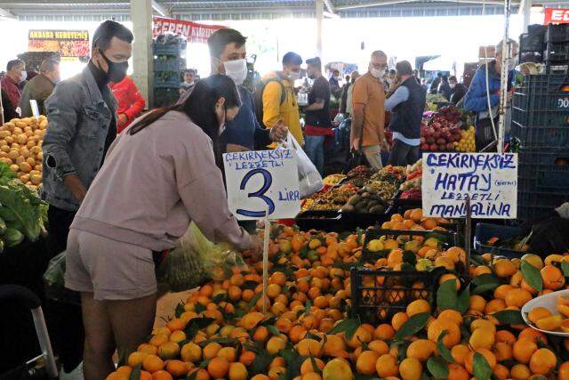 'Saatim geldi' deyip kaçan yaşlılar pazarcı esnafını kara kara düşündürüyor