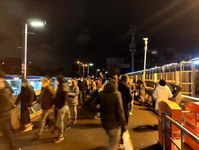 Sokağa çıkma kısıtlamasına dakikalar kala İstanbul'da trafik yoğunluğu arttı Sokağa çıkma kısıtlamasına dakikalar kala İstanbul'da trafik yoğunluğu arttı