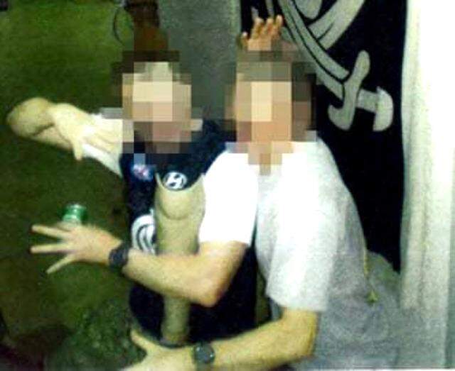 Avustralya'lı askerlerin Afganistan'da öldürdükleri Taliban üyesinin protez bacağıyla içki içtikleri ortaya çıktı