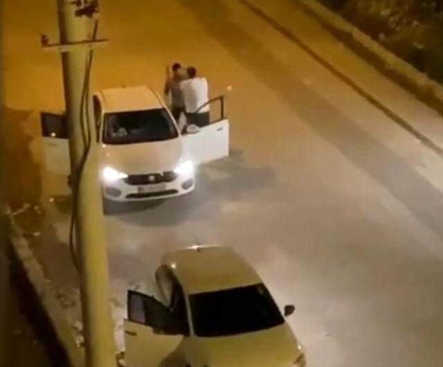 Otomobil içerisindeki kadının yüzüne tekme attı! Dehşet anları kamerada