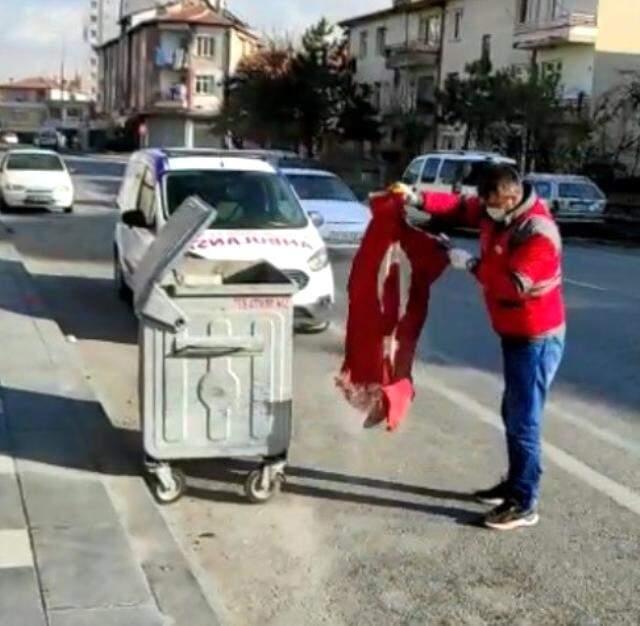 Belediye çalışanı, bayrak hassasiyeti ile gönülleri fethetti