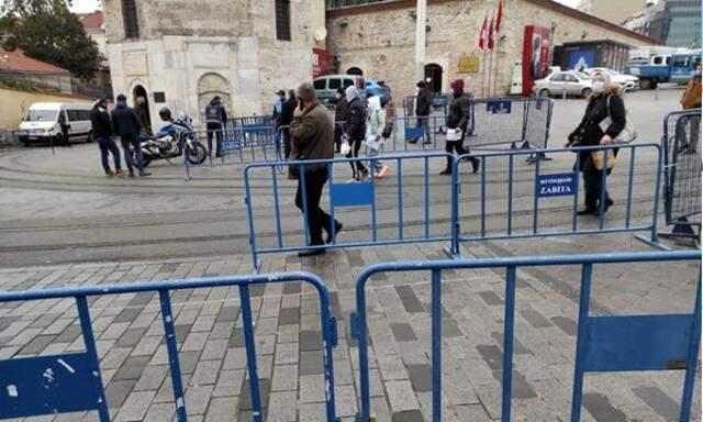 Tarihe kazınan görüntü! İstiklal Caddesi'ne girmek için dakikalarca sırada beklediler