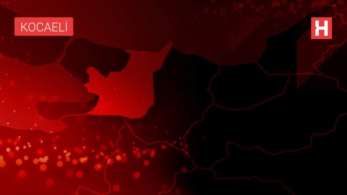 Son dakika: Gölcük'te çatıda çıkan yangın söndürüldü