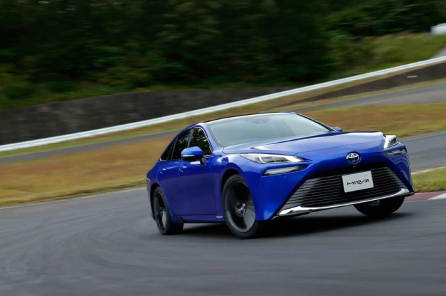 Hidrojen yakıtlı Toyota Mirai yenilendi