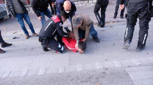Polisle çatışan şüpheli, sokağa çıkma kısıtlamasını ihlal edince de ekip otosuna ateş açmış