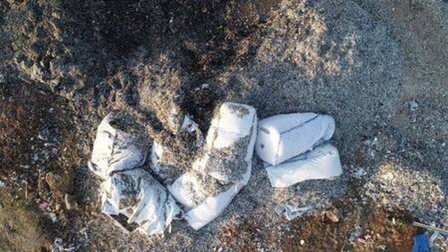 Avrupa'dan ithal edilen çöp, Adana'da yol kenarlarına dökülüyor Avrupa'dan ithal edilen çöp, Adana'da yol kenarlarına dökülüyor