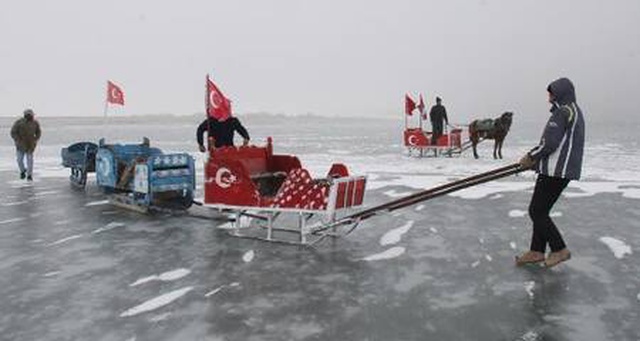Çıldır Gölü'nün atlı kızakçıları Turistik Doğu Ekspresi'nin yolunu gözlüyor