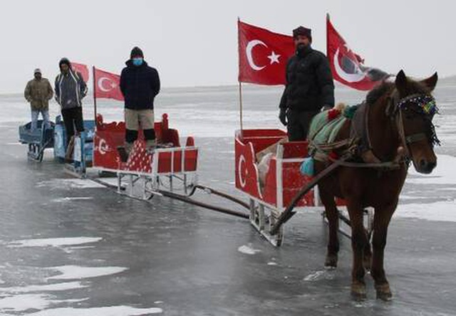 Çıldır Gölü'nün atlı kızakçıları Turistik Doğu Ekspresi'nin yolunu gözlüyor
