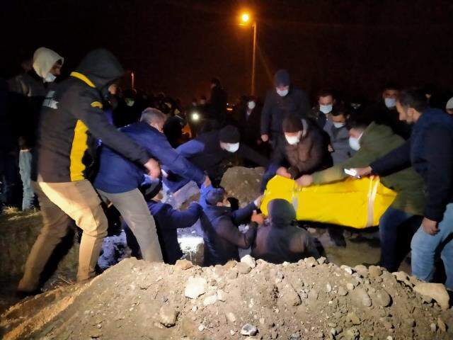 Evlerinde çıkan yangında hayatını kaybeden baba ve 2 çocuğu yan yana defnedildi Evlerinde çıkan yangında hayatını kaybeden baba ve 2 çocuğu yan yana defnedildi