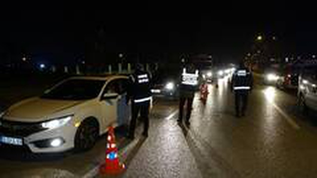 Kısıtlamada aracını polislerin üzerine süren 70 yaşındaki alkollü vatandaşa 3 ayrı suçtan ceza kesildi Kısıtlamada aracını polislerin üzerine süren 70 yaşındaki alkollü vatandaşa 3 ayrı suçtan ceza kesildi