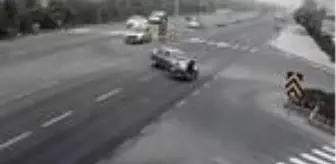 Son dakika haberleri... Otomobile çarpan motosiklet sürücüsü yerinden kalkamadı kaza anı kameralara yansıdı