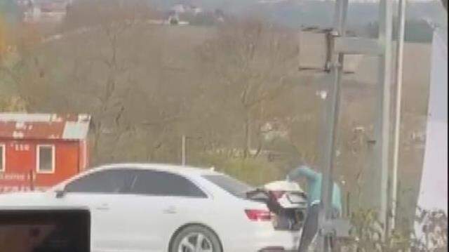 Koronavirüs denetiminden kaçmak için otomobilin bagajına saklandı Koronavirüs denetiminden kaçmak için otomobilin bagajına saklandı