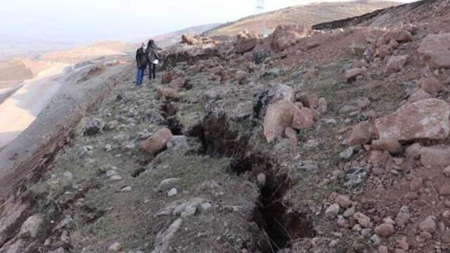 Siirt depreminin ardından oluşan derin yarıklar görüntülendi