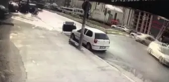 Esenyurt'ta ters yola girmek isteyen ticari araç ile kamyon çarpıştı