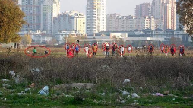 Kısıtlamada futbol maçı yapanların polisten kaçmaya çalıştığı anlar kamerada