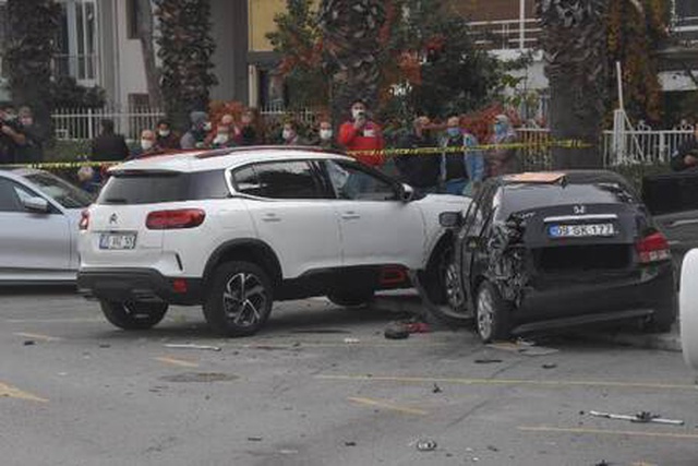 Bariyerleri parçalayan otomobil 2 kadına çarptı: 1'i ölü, 1'i ağır yaralı Bariyerleri parçalayan otomobil 2 kadına çarptı: 1'i ölü, 1'i ağır yaralı