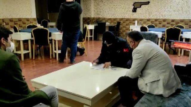 Kumar oynarken yakalandılar, 'Cenazemiz var' diyerek cezadan kurtulmaya çalıştılar Kumar oynarken yakalandılar, 'Cenazemiz var' diyerek cezadan kurtulmaya çalıştılar