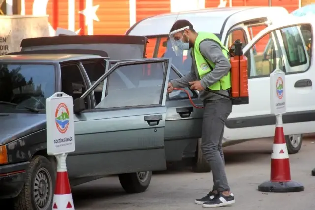 Artan vaka sayısını durdurmak için ücretsiz araç dezenfekte eden muhtarlığın önünde uzun kuyruklar oluştu