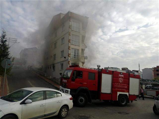 Yangında mahsur kalanları itfaiye ekipleri ve vatandaşlar sırtlarında taşıyarak kurtardı Yangında mahsur kalanları itfaiye ekipleri ve vatandaşlar sırtlarında taşıyarak kurtardı