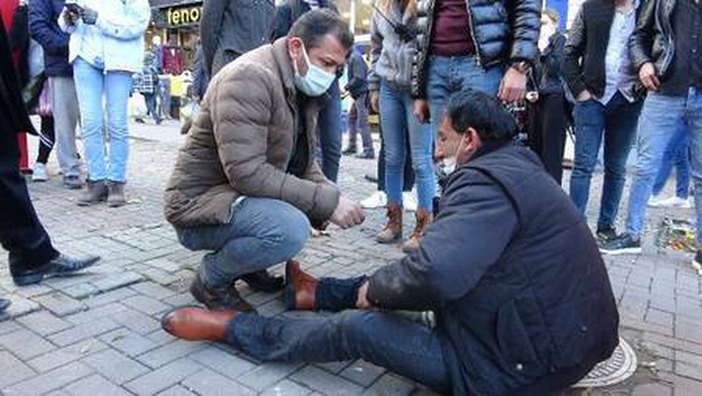 Çarpıyormuş gibi yaparak kadınları taciz etti, dövülünce 'Kafam yerinde değildi' dedi Çarpıyormuş gibi yaparak kadınları taciz etti, dövülünce 'Kafam yerinde değildi' dedi