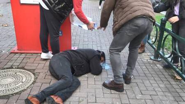 Çarpıyormuş gibi yaparak kadınları taciz etti, dövülünce 'Kafam yerinde değildi' dedi Çarpıyormuş gibi yaparak kadınları taciz etti, dövülünce 'Kafam yerinde değildi' dedi