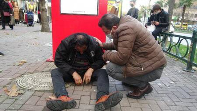 Çarpıyormuş gibi yaparak kadınları taciz etti, dövülünce 'Kafam yerinde değildi' dedi Çarpıyormuş gibi yaparak kadınları taciz etti, dövülünce 'Kafam yerinde değildi' dedi