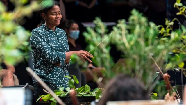 Genç kadının üç ayda Venezuela'da meyve satmaktan, Paris'te orkestra şefliğine yolculuğu