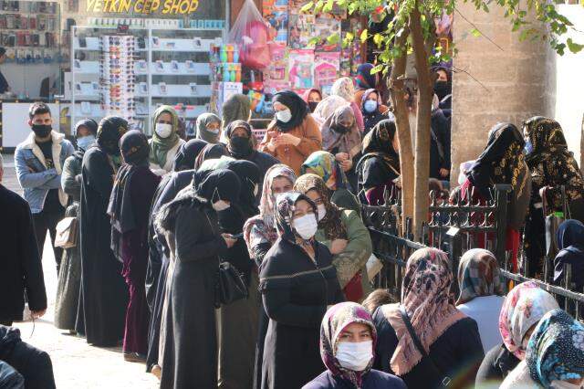 Bakan Koca'nın vaka sayısındaki hızlı artışa dikkat çektiği Şanlıurfa'da PTT önünde uzun kuyruklar oluştu Bakan Koca'nın vaka sayısındaki hızlı artışa dikkat çektiği Şanlıurfa'da PTT önünde uzun kuyruklar oluştu