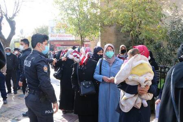 Bakan Koca'nın vaka sayısındaki hızlı artışa dikkat çektiği Şanlıurfa'da PTT önünde uzun kuyruklar oluştu Bakan Koca'nın vaka sayısındaki hızlı artışa dikkat çektiği Şanlıurfa'da PTT önünde uzun kuyruklar oluştu