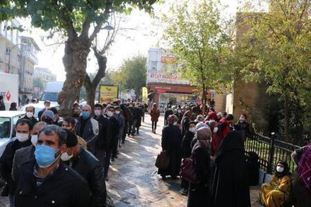 Bakan Koca'nın vaka sayısındaki hızlı artışa dikkat çektiği Şanlıurfa'da PTT önünde uzun kuyruklar oluştu Bakan Koca'nın vaka sayısındaki hızlı artışa dikkat çektiği Şanlıurfa'da PTT önünde uzun kuyruklar oluştu