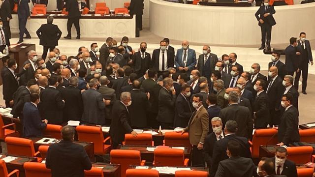 TBMM Genel Kurulu'nda arbede! AK Parti ve CHP milletvekilleri birbirine girdi
