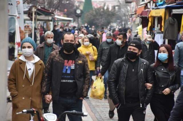Son dakika: Cenaze anonslarının kaldırıldığı Edirne'de müzisyenler, sokakta konser veriyor Son dakika: Cenaze anonslarının kaldırıldığı Edirne'de müzisyenler, sokakta konser veriyor