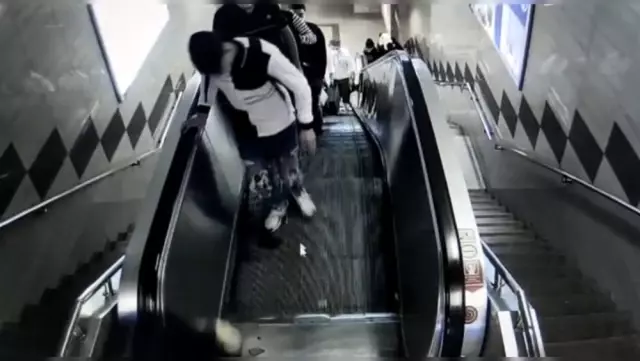 Taksim Metrosu'nda organize yankesicilik! Telefonu yere düşürüp 2 bin 500 liralık vurgun yaptılar