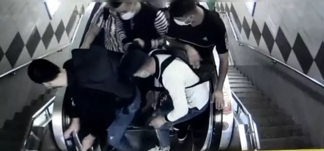 Taksim Metrosu'nda organize yankesicilik! Telefonu yere düşürüp 2 bin 500 liralık vurgun yaptılar