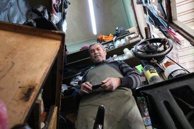 29 yıldır geçimini 1,5 metrekarelik dükkandan sağlıyor 29 yıldır geçimini 1,5 metrekarelik dükkandan sağlıyor