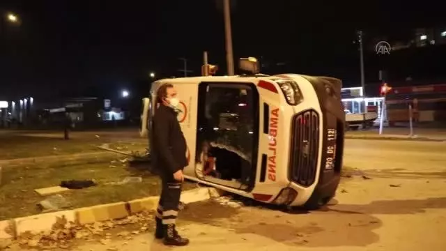 Ambulans ile minibüs çarpıştı, doğum yapan anne ve bebeği dahil 14 yaralı! O anlar kamerada