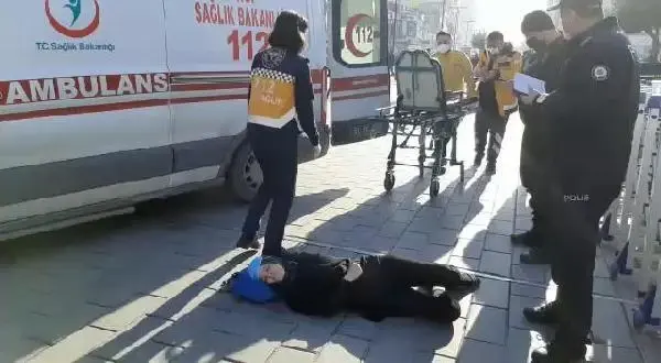 Yolun ortasında bayılan kadın için her geçen akıl verdi! Polis, tepki gösterdi