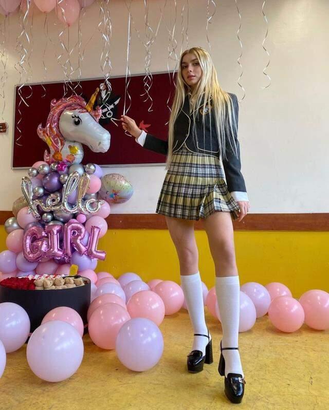 Aleyna Tilki'nin mini etekli dizi kostümü takipçilerini ikiye böldü