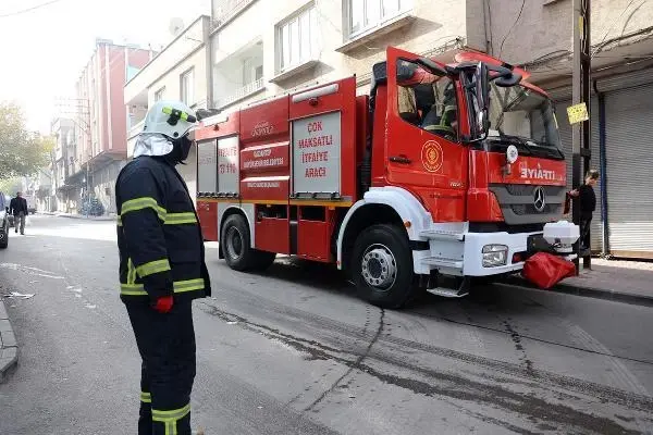 Torunun çakmakla oyunu, dedesinin evini küle çevirdi! Ortada kalan yaşlı adam yardım istedi