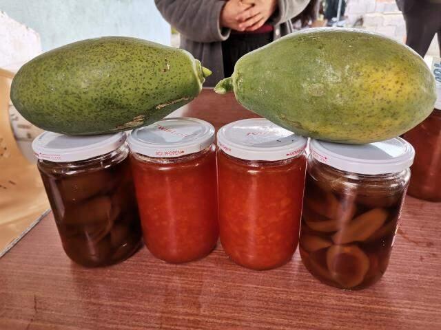 Bahçesinde yetiştirdiği papaya meyvesinden sezonda 45 bin TL gelir elde ediyor