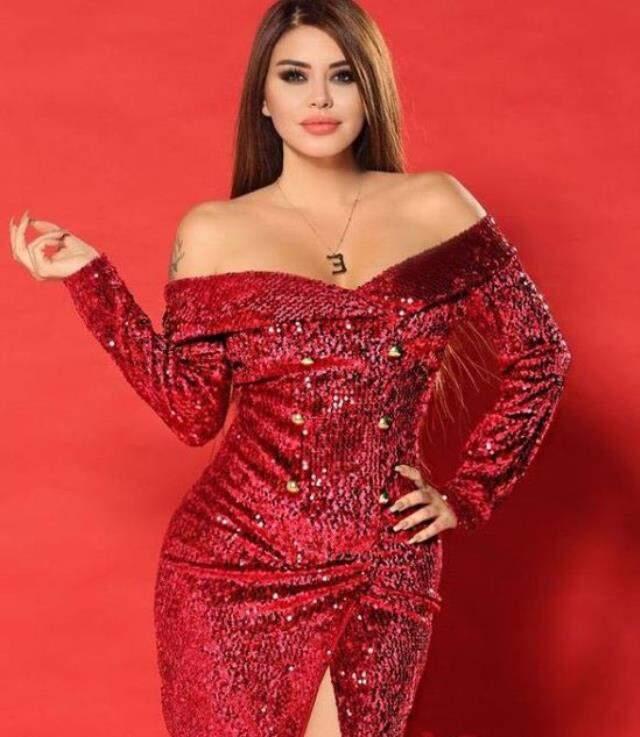 Ebru Polat, derin yırtmaçlı kırmızı elbisesiyle verdiği pozla hayranlarını mest etti