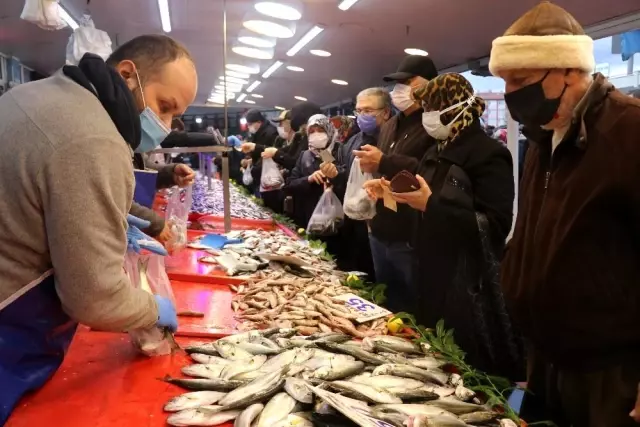 15 liradan satılan hamsi kuyruk oluşturdu