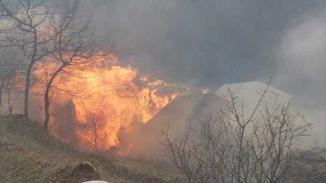 Rize'de köyde yangın; 8 ev alev aldı, ekipler müdahale ediyor