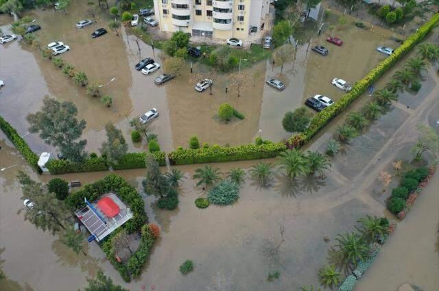 Son Dakika! İzmir'in Menderes ilçesinde sele kapılan iki kişiden birinin cansız bedenine ulaşıldı