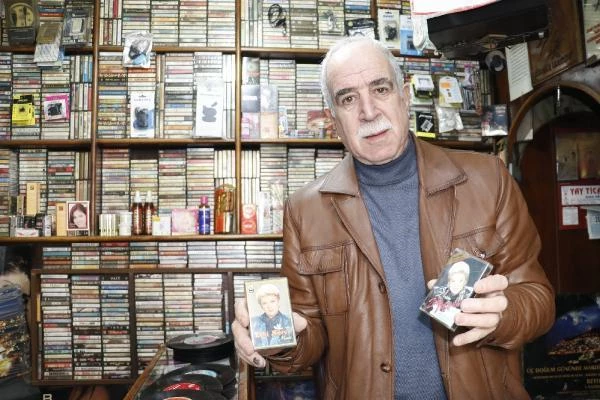 45 yılda birçok ünlü isme ait 13 bin plak ve kaset arşivledi! Dükkana gelen sanatçılar bile şaşırıp kalıyor
