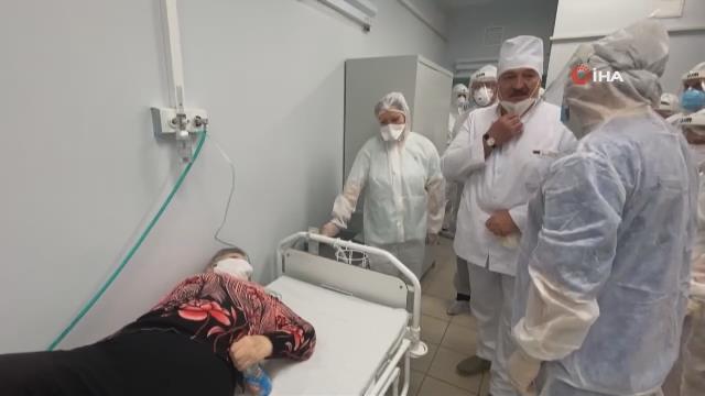 Belarus Devlet Başkanı Lukaşenko, koronavirüs hastası kendisini tanımayınca maskesini indirdi