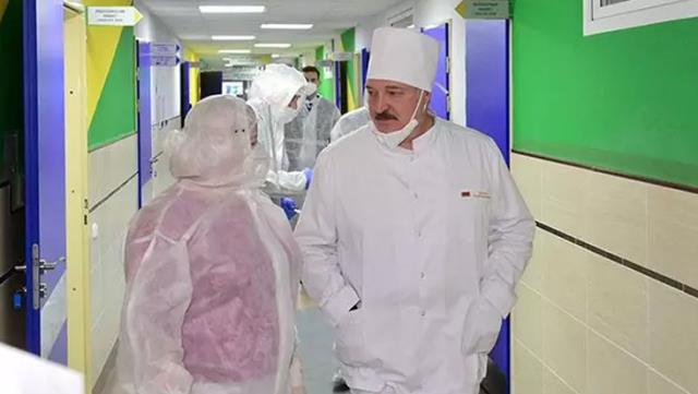Belarus Devlet Başkanı Lukaşenko, koronavirüs hastası kendisini tanımayınca maskesini indirdi