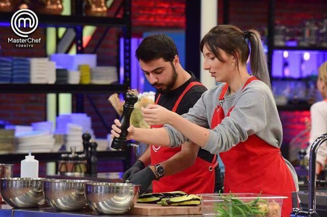 MasterChef Türkiye'de duygusal anlar! Aylar sonra annesini gören Eray, gözyaşlarına boğuldu